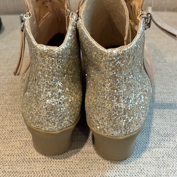 DV by Dolce Vita NWT Wedge Bootie Taupe 2Y - Picture 4 of 6